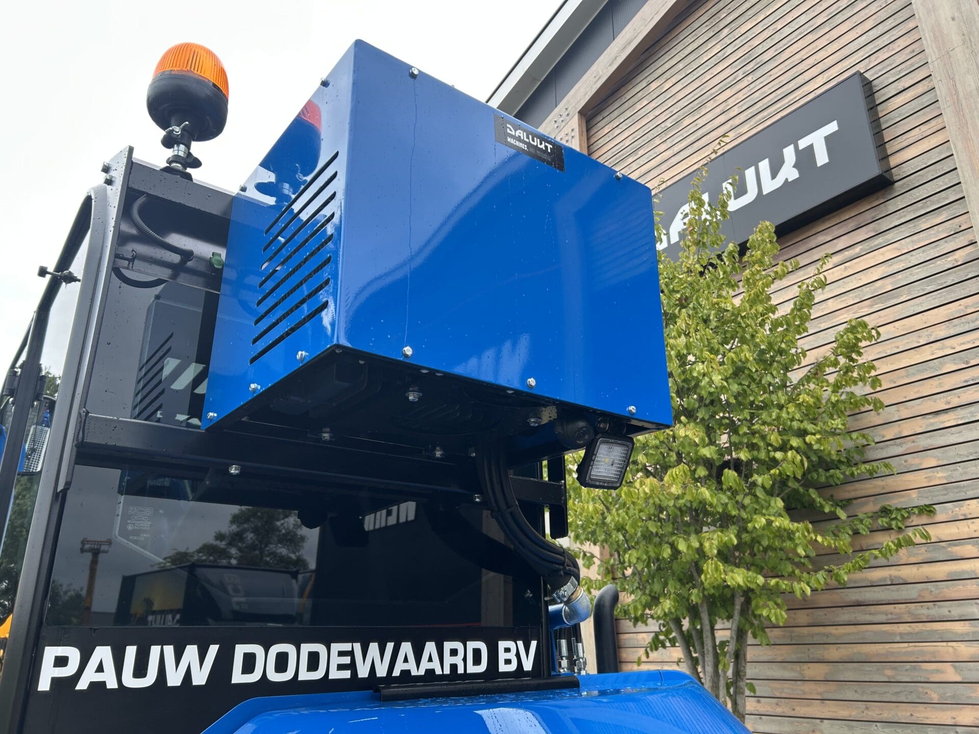 Nimatech vacuümsysteem en led-werkverlichting op de cabine van de JCB 60C-2