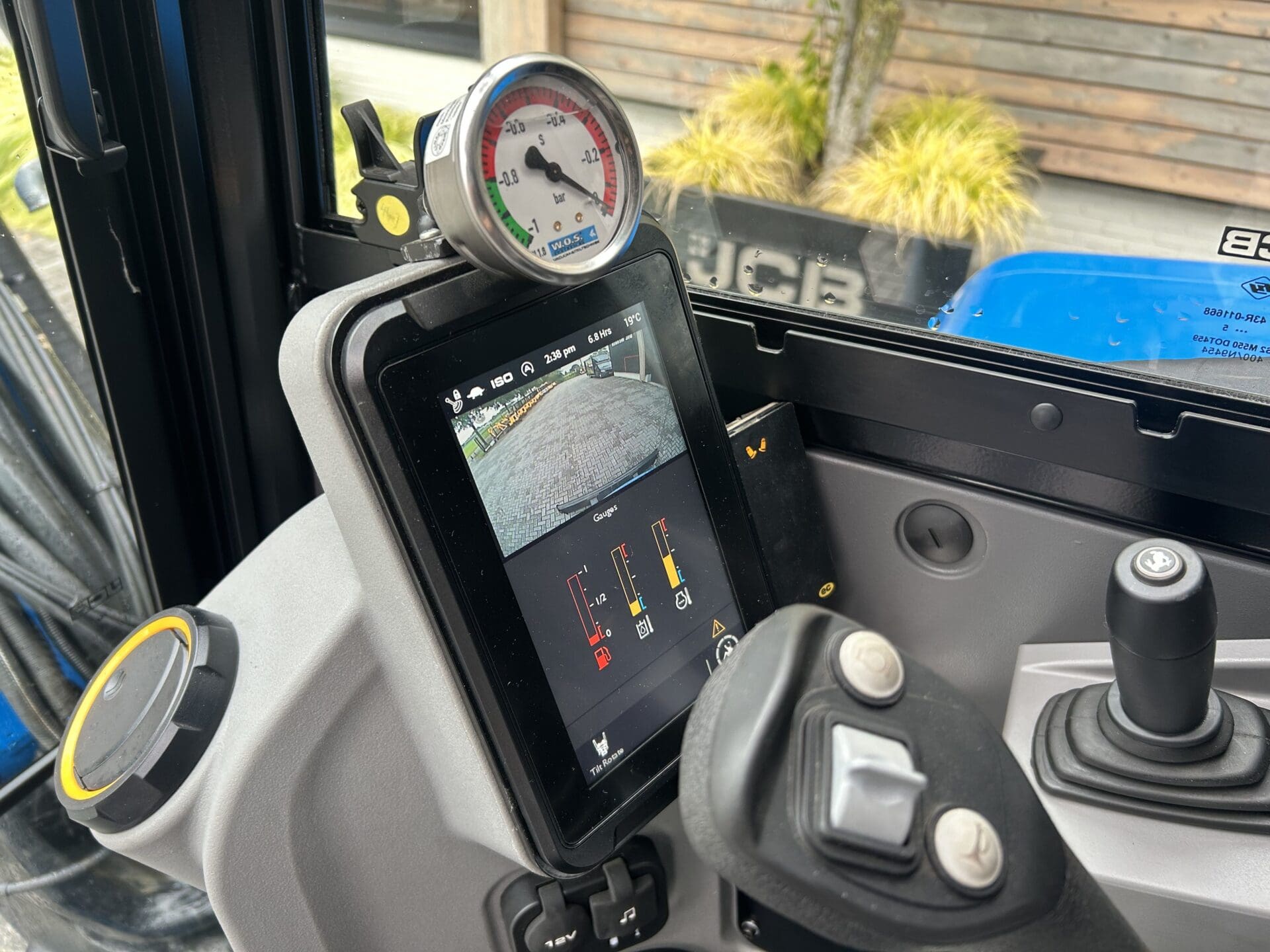 Cabine van de JCB 60C-2 met display, vacuümmeter en bediening van het Engcon draaikantelstuk
