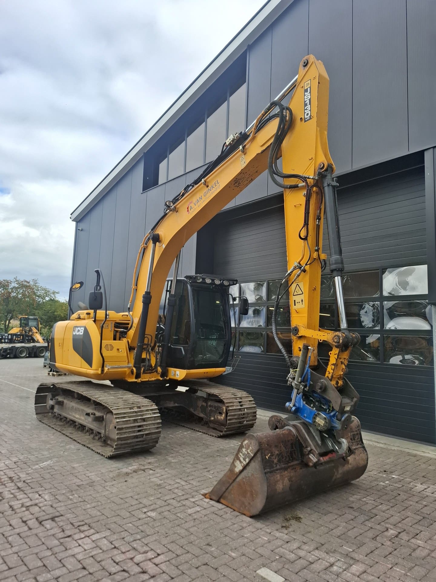 JCB JS130LC met tranenplaat aan de binnenzijde van de lepelsteel en SMP ST15 draai-kantelstuk