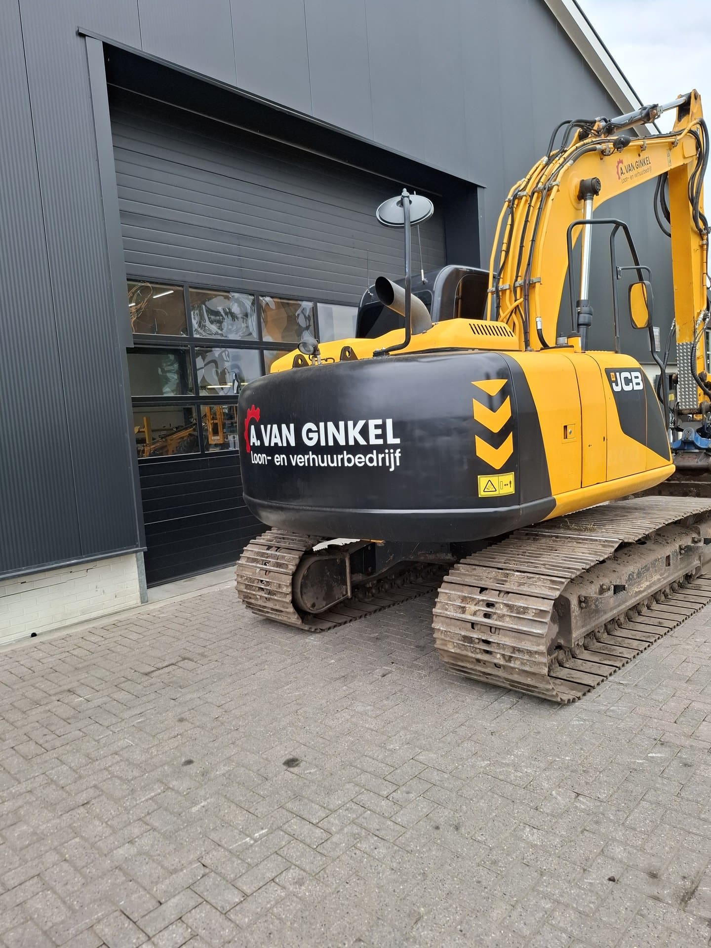 JCB JS130LC met traptrede naast de cabine en led-werkverlichting