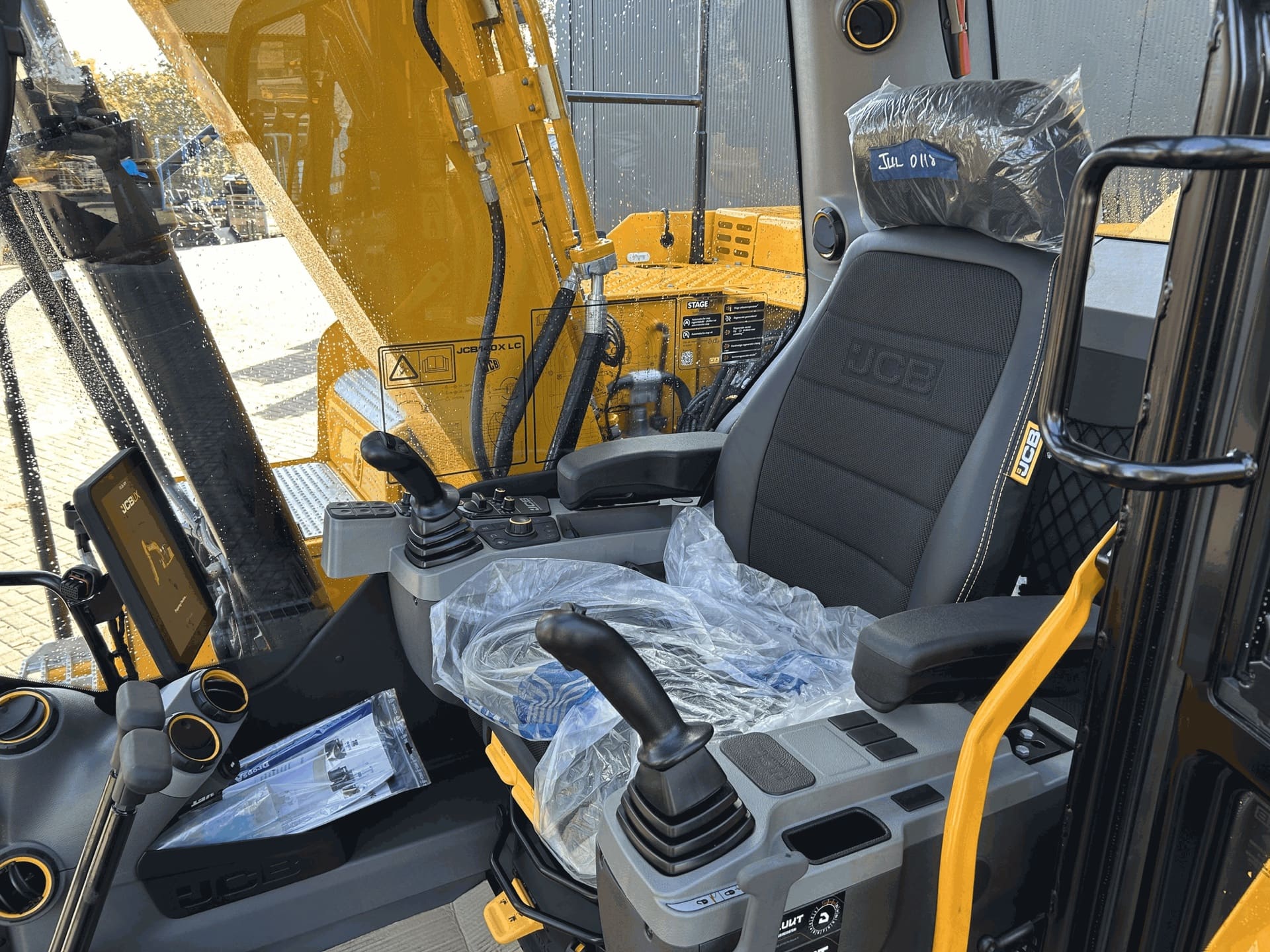 JCB 140X rupsgraafmachine afgeleverd aan Van Hell in Zwartebroek